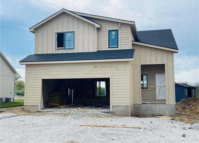 Property at 2004 SE Oak Ridge Dr, Oak Grove, MO 64075, 3 beds, 2.5 baths