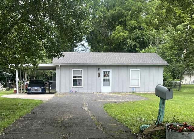 Property at 507 E Monroe St, Pittsburg, KS 66762, 2 beds, 1 bath