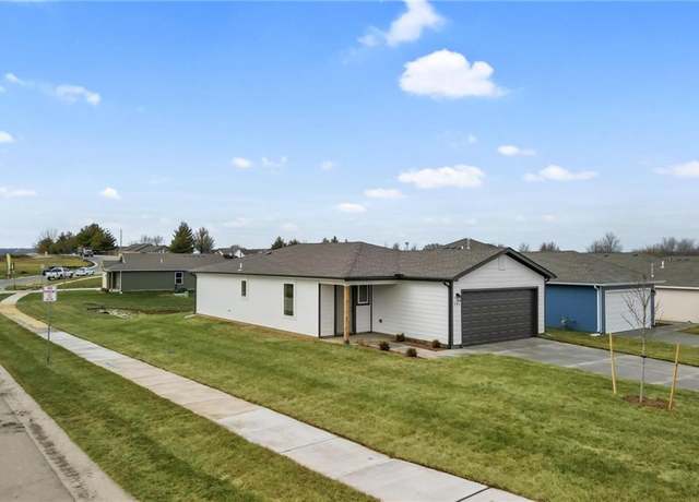 Property at 394 Park Hill Dr, Tonganoxie, KS 66086, 3 beds, 2 baths
