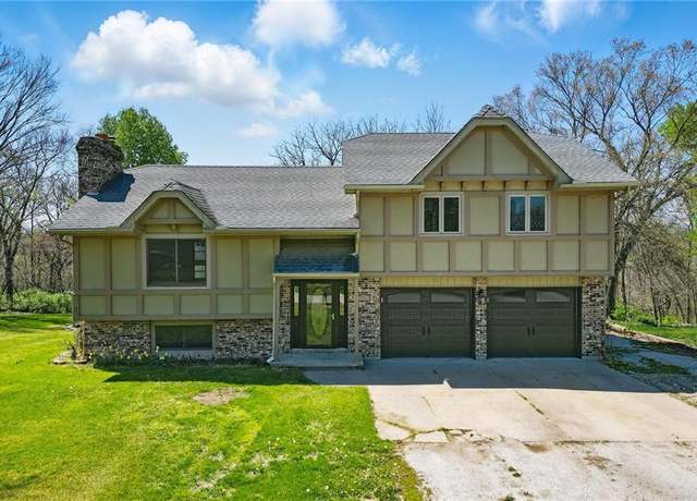 Property at 105 Ravenwood Dr, Excelsior Springs, MO 64024, 3 beds, 2.5 baths