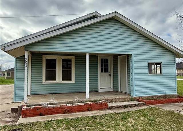 Property at 902 S 11th St, Burlington, KS 66839, 3 beds, 2 baths