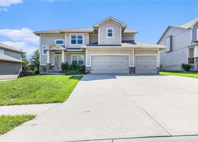 Property at 321 SE Golden Ln, Lee's Summit, MO 64063, 4 beds, 2.5 baths