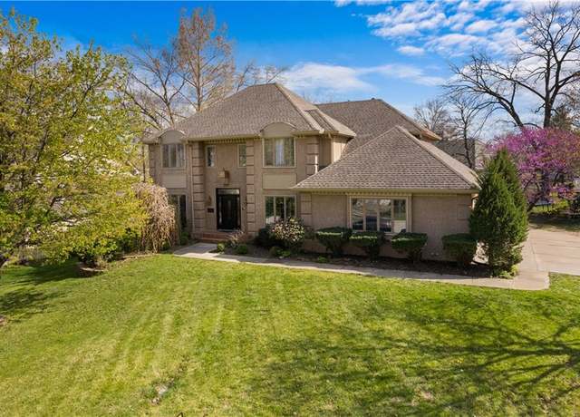 Property at 132 The Woodlands Dr, Gladstone, MO 64119, 4 beds, 4 baths