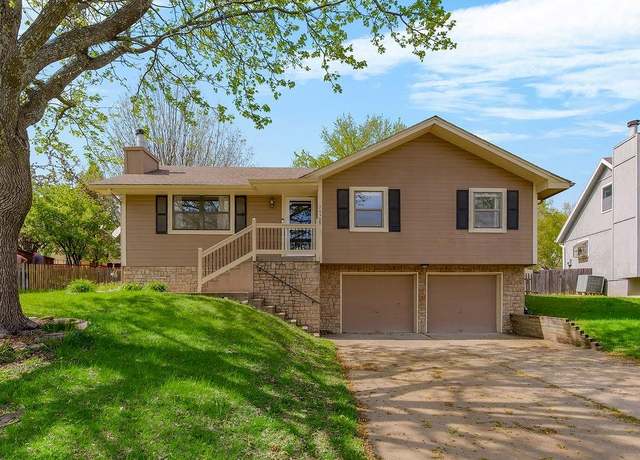 Property at 2040 NE Patterson Dr, Lee's Summit, MO 64086, 3 beds, 2 baths