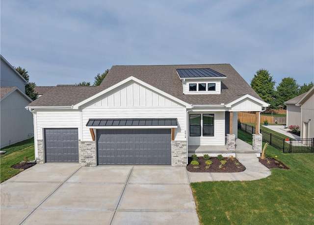 Property at 4510 SW Fenwick Rd, Lee's Summit, MO 64083, 4 beds, 3 baths