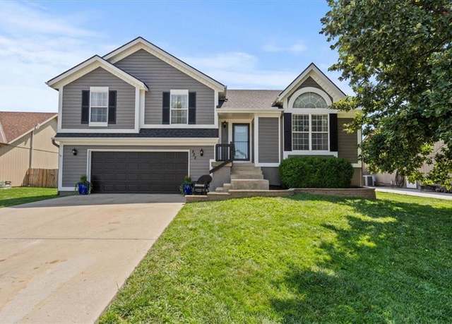 Property at 525 E Dogwood St, Gardner, KS 66030, 3 beds, 2.5 baths