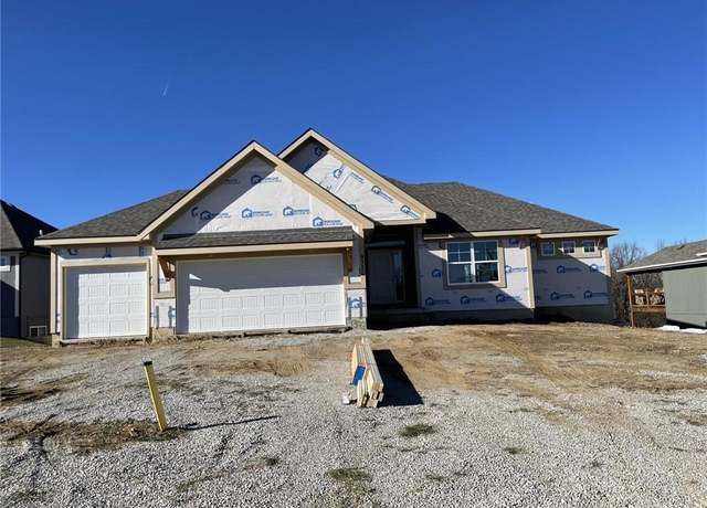 Property at 9320 N Poplar Ave, Kansas City, MO 64156, 4 beds, 3 baths