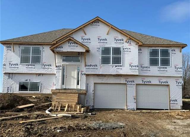 Property at 19066 Tomahawk Ln, St Joseph, MO 64505, 4 beds, 3 baths