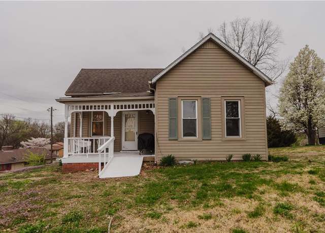 Property at 713 N 13 St, Atchison, KS 66002, 2 beds, 1 bath