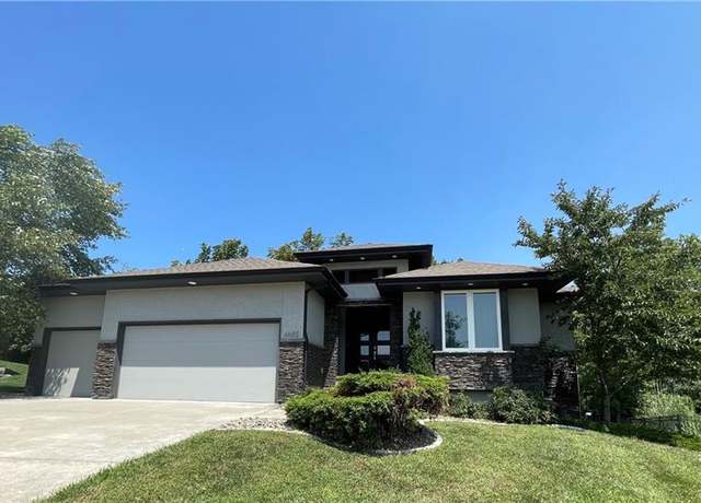 Property at 4602 NW 71st St, Kansas City, MO 64151, 4 beds, 4 baths