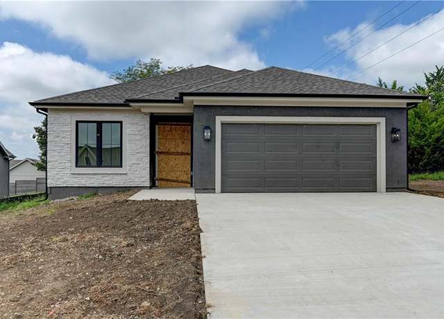 Property at 12704 Woodland Ave, Kansas City, MO 64145, 3 beds, 2 baths