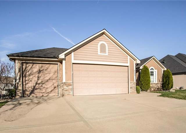 Property at 2135 NE Sparta Dr, Blue Springs, MO 64029, 3 beds, 3 baths