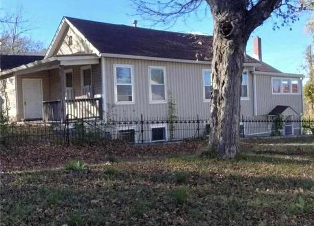 Property at 600 Oak St, Leavenworth, KS 66048, 4 beds, 2 baths