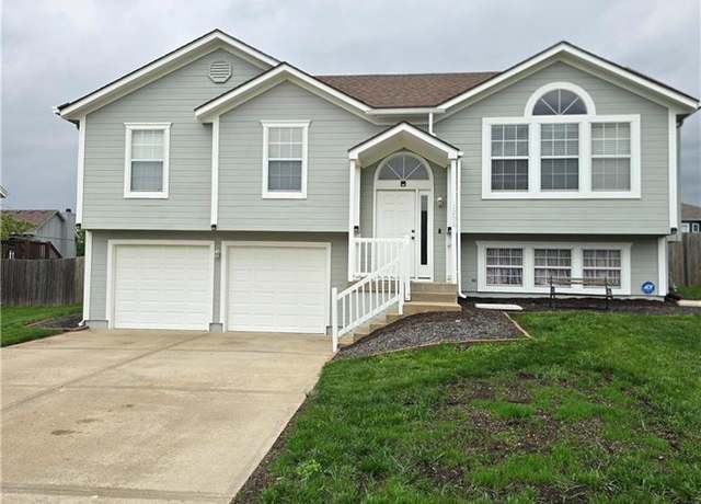 Property at 1208 Bradford Dr, Greenwood, MO 64034, 3 beds, 2 baths