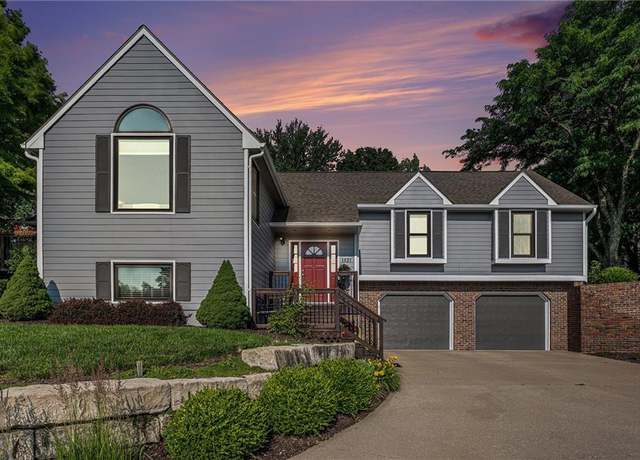 Property at 1521 Alvamar Dr, Lawrence, KS 66047, 4 beds, 3 baths