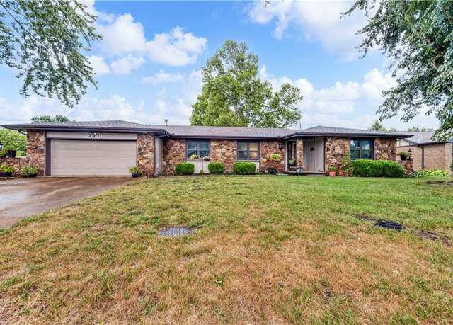Property at 311 Center Pl, Parsons, KS 67357, 3 beds, 2 baths