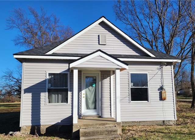 Property at 118 S Oak St, Mulberry, KS 66756, 2 beds, 1 bath