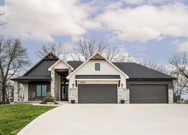 Property at 31210 Roher Rd, Lee's Summit, MO 64086, 4 beds, 3 baths