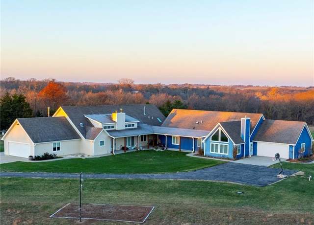 Property at 724 E 715 Rd, Lawrence, KS 66047, 5 beds, 3 baths