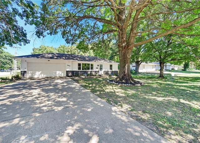 Property at 8616 W 61st St, Merriam, KS 66202, 4 beds, 2.5 baths
