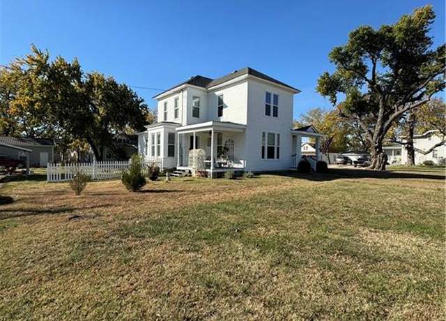 Property at 304 S 9th St, Humboldt, KS 66748, 4 beds, 3 baths