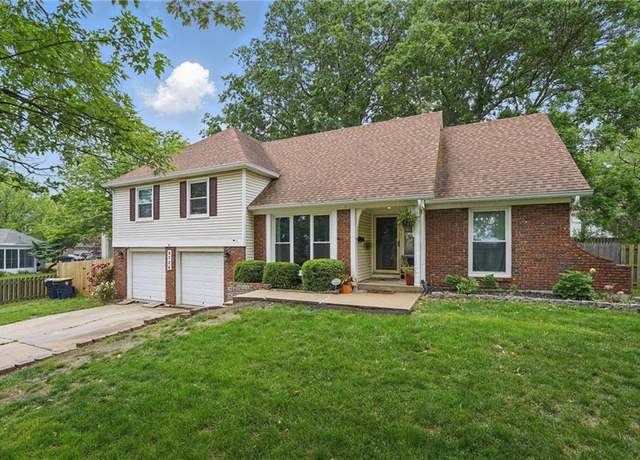 Property at 9726 Woodland Ln, Kansas City, MO 64131, 4 beds, 3.5 baths
