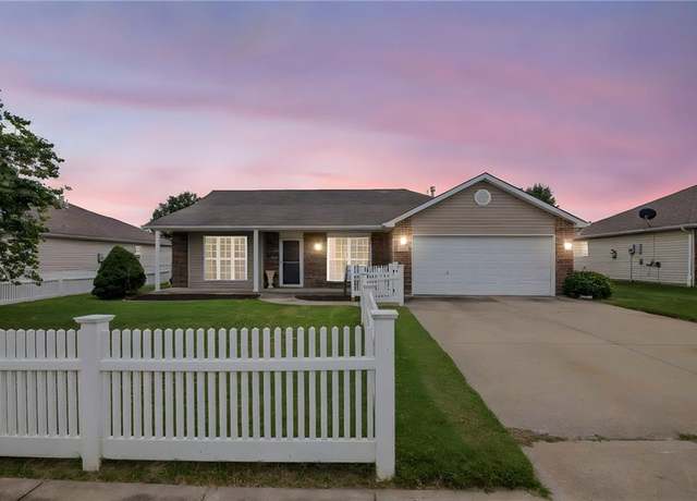 Property at 727 Country Ln, Raymore, MO 64083, 3 beds, 2 baths
