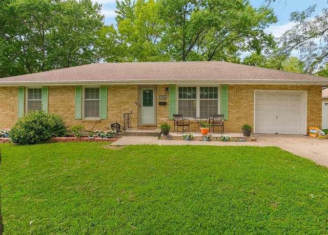 Property at 714 SW Williams St, Lees Summit, MO 64081, 4 beds, 2.5 baths