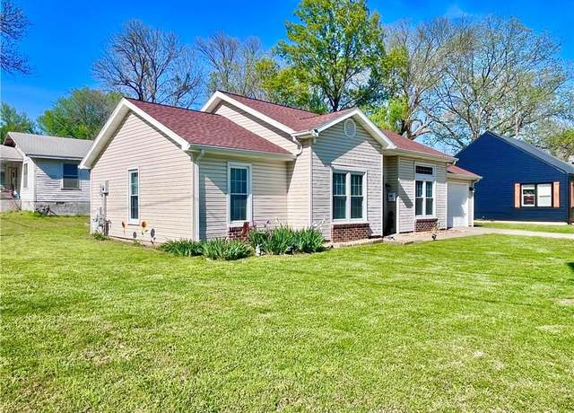 Property at 428 W Sycamore St, Nevada, MO 64772, 2 beds, 2 baths