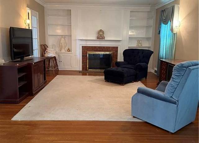 Property at 901 NW 79th St, Kansas City, MO 64118, 3 beds, 2 baths