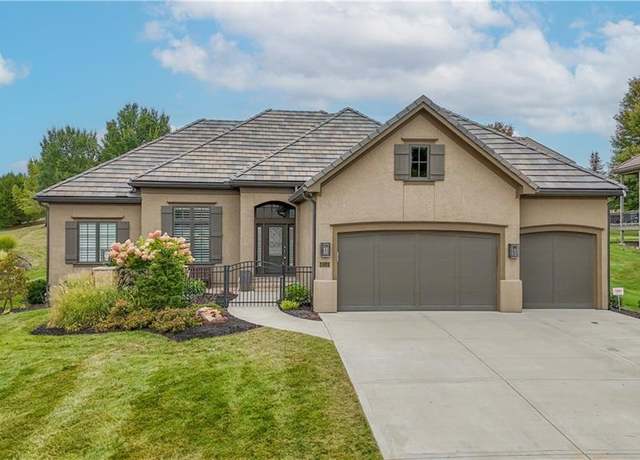 Property at 6310 Edgewater Dr, Parkville, MO 64152, 4 beds, 4.5 baths
