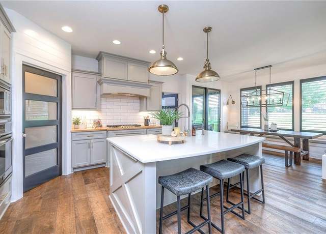 Property at 8120 Lone Elm Rd, Lenexa, KS 66220, 6 beds, 4.5 baths