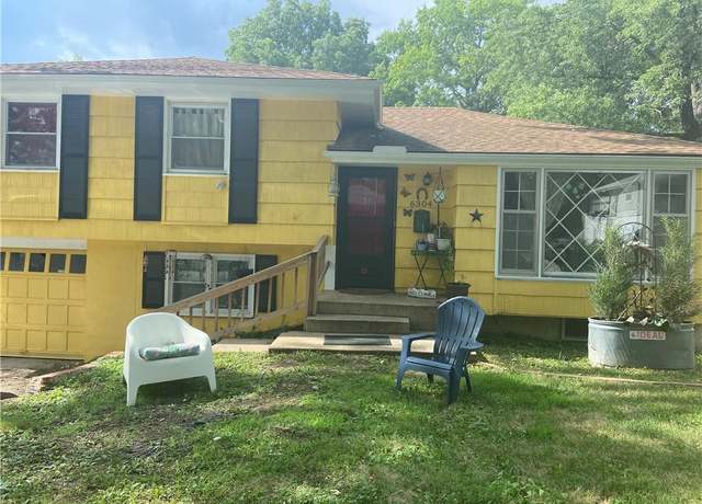 Property at 6304 E 102nd St, Kansas City, MO 64134, 3 beds, 2.5 baths