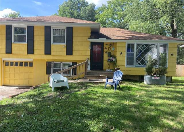 Property at 6304 E 102nd St, Kansas City, MO 64134, 3 beds, 2.5 baths