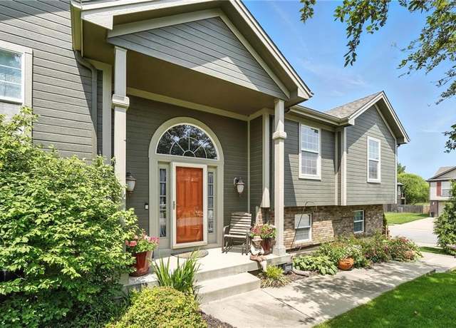 Property at 10318 N Kensington Ct, Kansas City, MO 64156, 3 beds, 3 baths