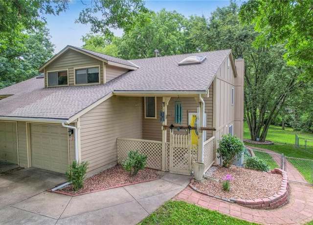 Property at 748 SE Claremont Ct, Lee's Summit, MO 64063, 3 beds, 1.5 baths