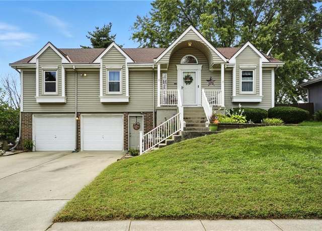 Property at 1104 NE Ridgeview Dr, Lee's Summit, MO 64086, 3 beds, 3 baths