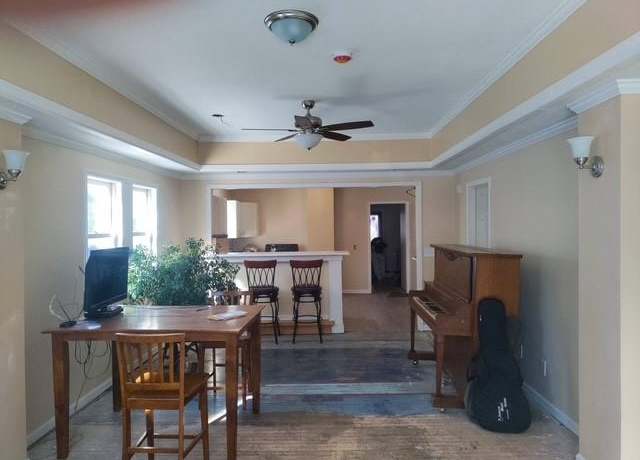 Property at 416 E Short Ave, Independence, MO 64050, 5 beds, 3 baths