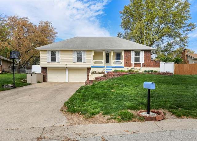 Property at 1805 Chief Cir, Blue Springs, MO 64015, 4 beds, 3 baths