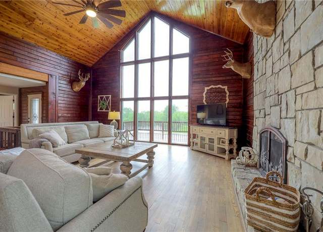 Property at 43 901st Rd, Clinton, MO 64735, 6 beds, 3 baths