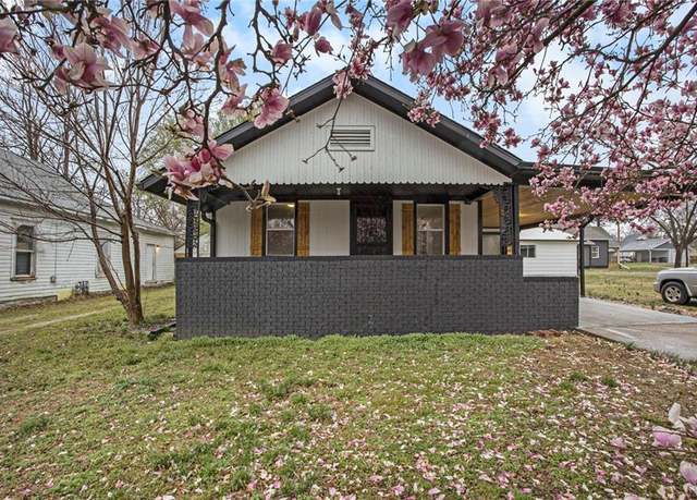 Property at 806 W 2nd St, Pittsburg, KS 66762, 3 beds, 2 baths
