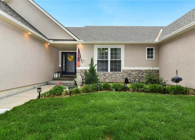 Property at 1952 Kensington Dr, Leavenworth, KS 66048, 3 beds, 3 baths