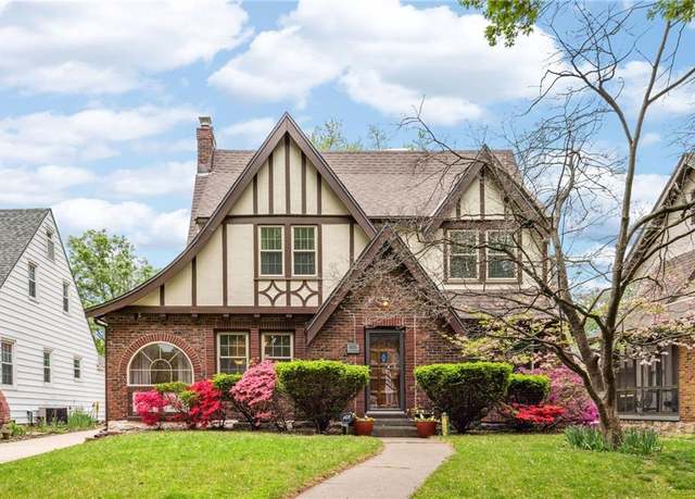 Property at 433 E 72nd Ter, Kansas City, MO 64131, 3 beds, 2.5 baths