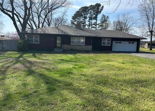 Property at 218 Leawood Dr, Parsons, KS 67357, 3 beds, 2.5 baths