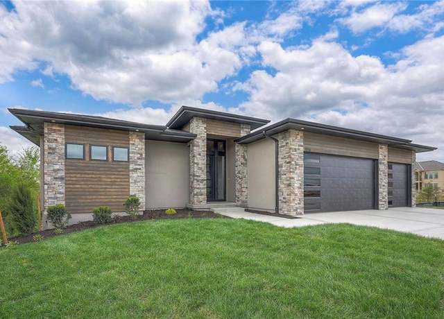 Property at 914 Savannah Ln, Greenwood, MO 64034, 4 beds, 4 baths