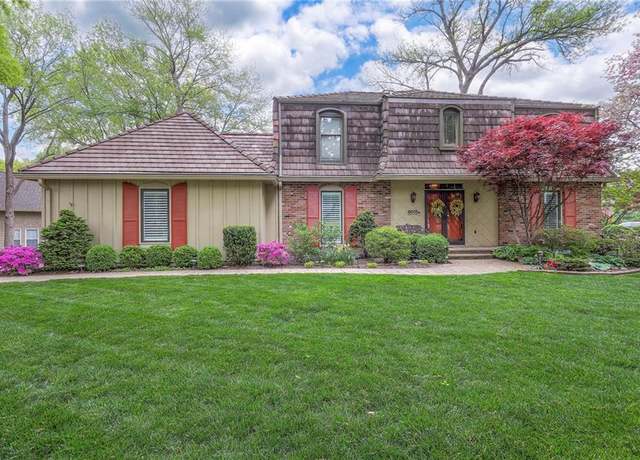 Property at 9015 Outlook Dr, Overland Park, KS 66207, 3 beds, 2.5 baths