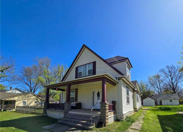 Property at 323 S Ash St, Ottawa, KS 66067, 3 beds, 2 baths