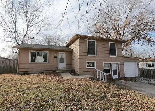 Property at 116 SW Noel St, Lee's Summit, MO 64063, 3 beds, 2.5 baths