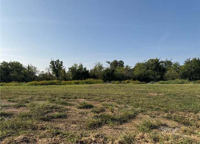 Property at 4601 NE 88th St, Kansas City, MO 64156, 4 beds, 3.5 baths