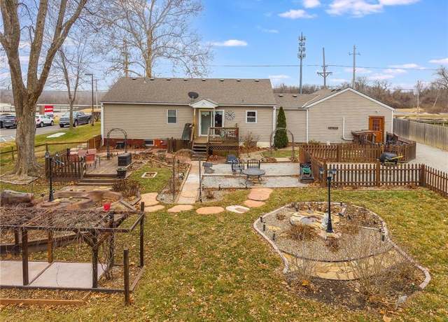 Property at 16716 E Us 40 Hwy, Independence, MO 64055, 5 beds, 2 baths